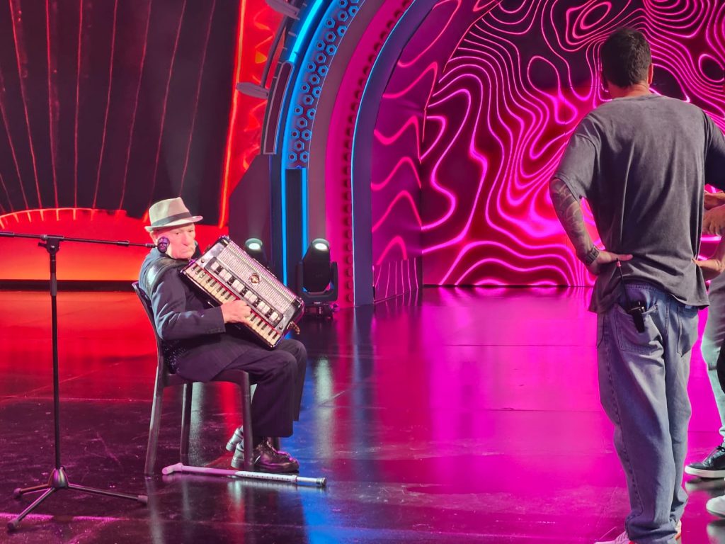 Ticho tocando acordeón en Buenas noches familia para salvar a Refugio Don Torcuato