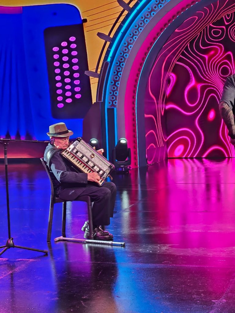 Ticho tocando acordeón en Buenas noches familia para salvar a Refugio Don Torcuato